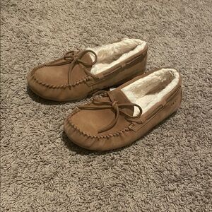 UGG Men’s Olsen Slipper - Chestnut